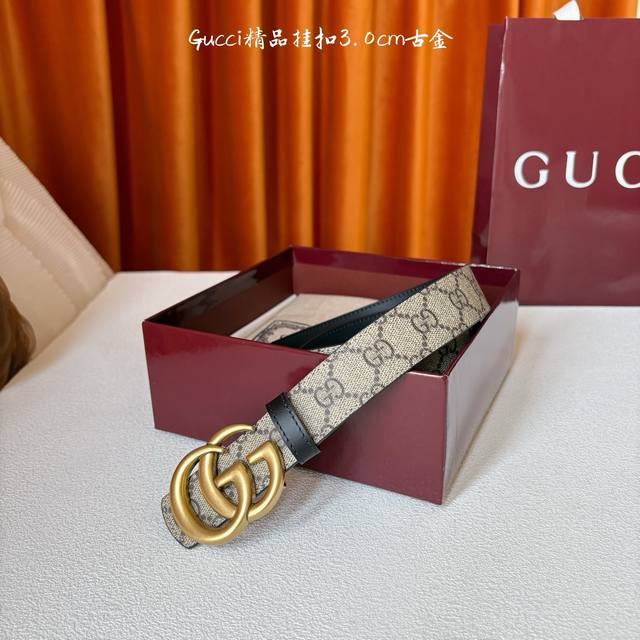 This Gucci 30mm belt features a soft Gg Supreme canvas on one side and black cal