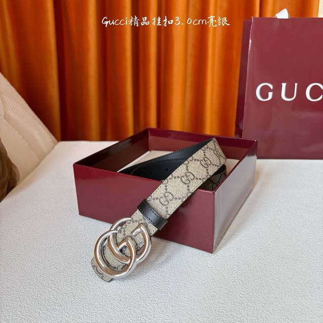 This Gucci 30mm belt features a soft Gg Supreme canvas on one side and black ca