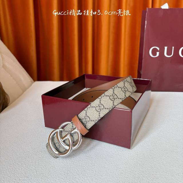This Gucci 30mm belt features one side made of soft Gg Supreme canvas and the o