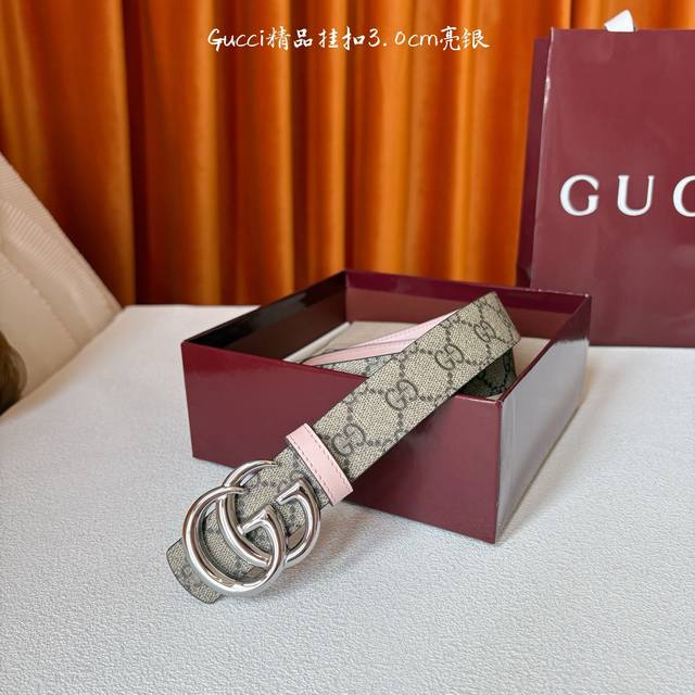 This Gucci 30mm belt features a soft Gg Supreme canvas on one side and pink cal