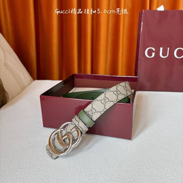 This Gucci 30mm belt features one side made of soft Gg Supreme canvas and the o