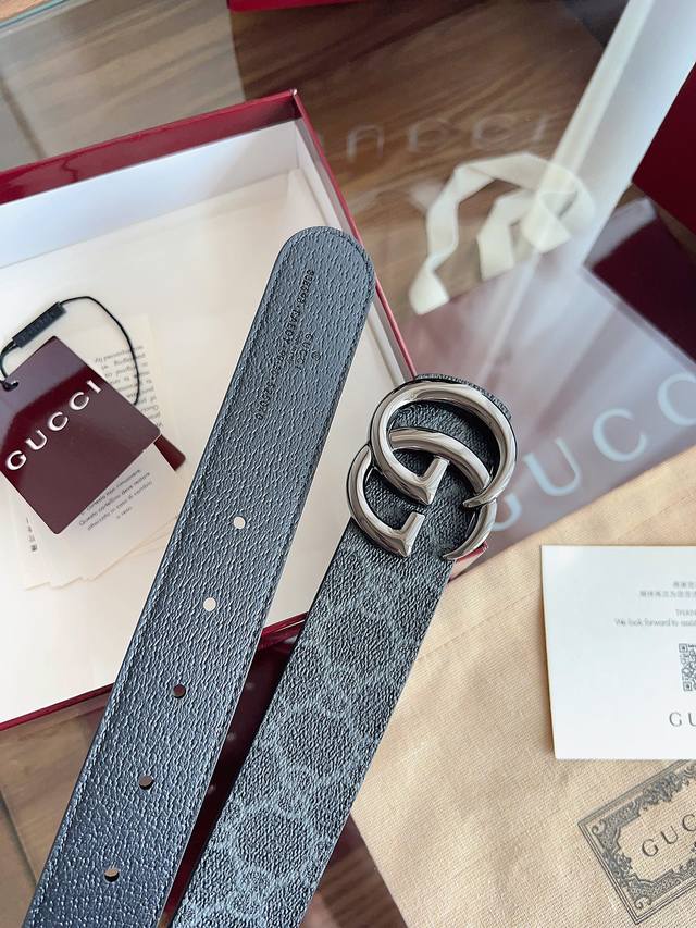 Gucci's iconic Gg pattern continues to add flair to leather accessories, offerin