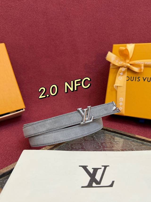 This beautiful 2.0 width LV belt pays homage to the brand's creativity. Its des