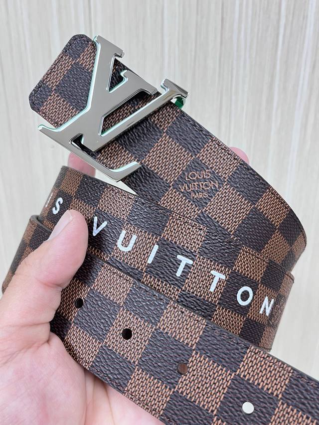 4.0 New seasonal style, featuring a human head print with small English letters,