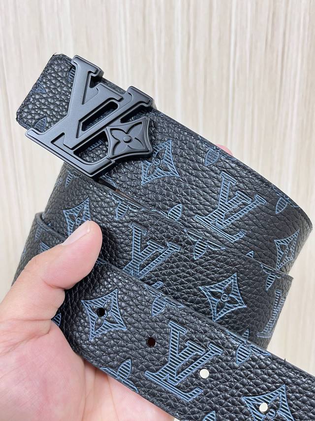 4.0 width 2025 new LV Pyramide belt , made of natural calfskin and featuring Lou