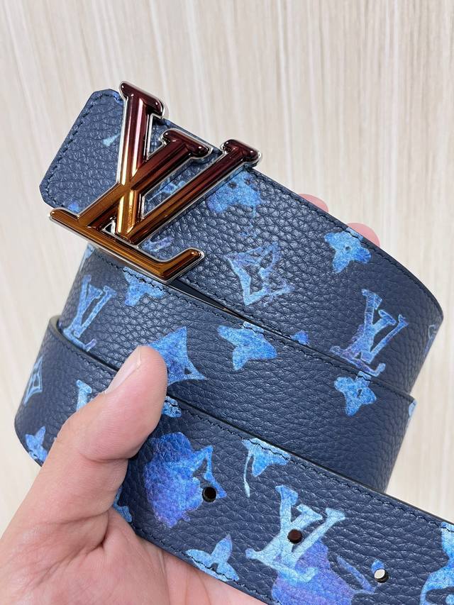 This reversible belt captures a painter's creative moment with a watercolor eff