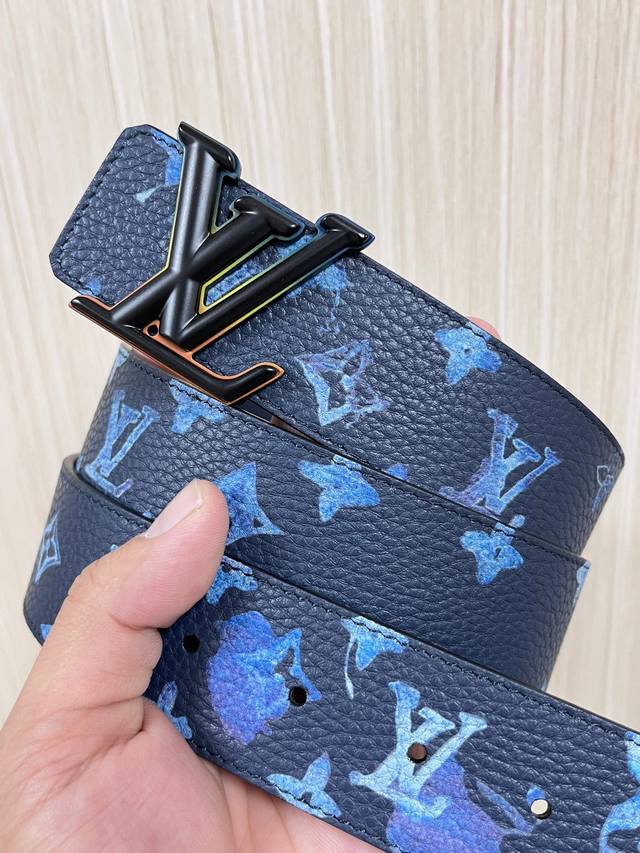 This reversible belt captures a painter's creative moment with a watercolor eff