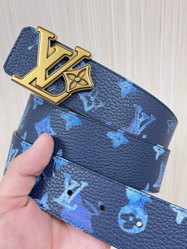 This reversible belt captures a painter's creative moment with a watercolor eff