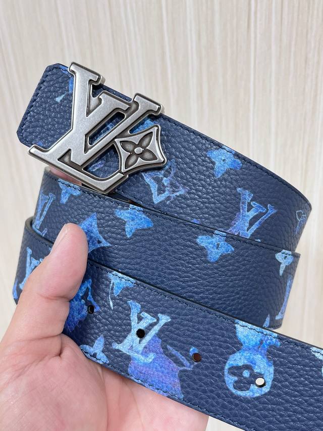 This reversible belt captures a painter's creative moment with a watercolor eff