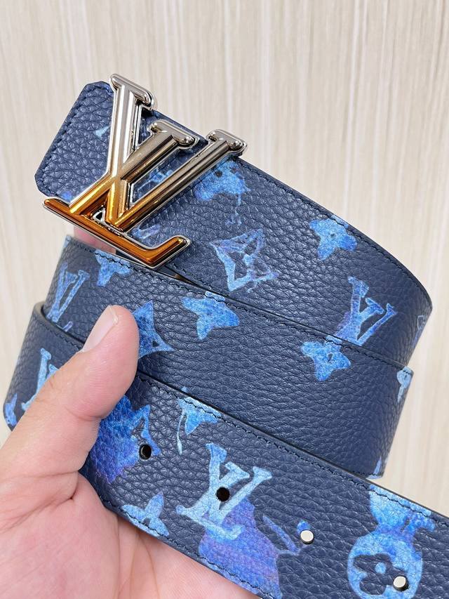 This reversible belt captures a painter's creative moment with a watercolor eff