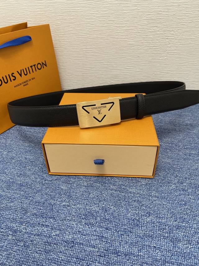 Brand: Louis Vuitton (LV) new imported calfskin leather, with a delicate and so