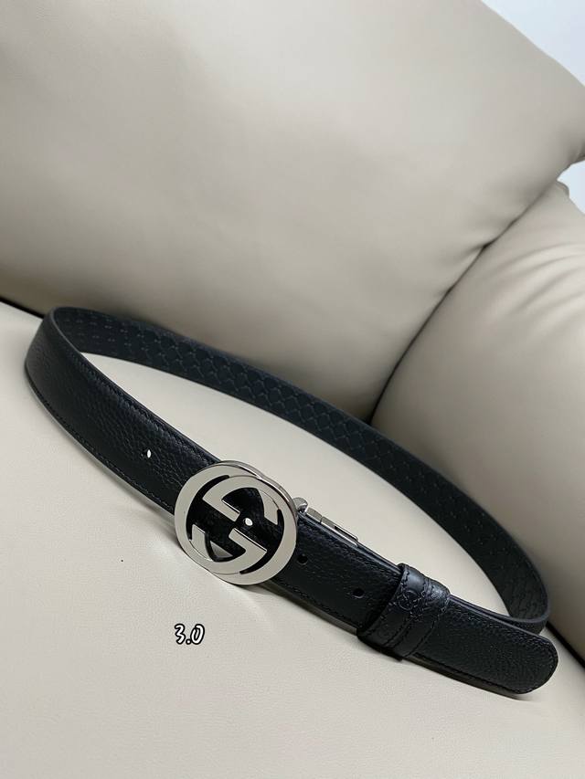 This Gg Marmont series leather strap, with a width of 3.0, is part of the 2025