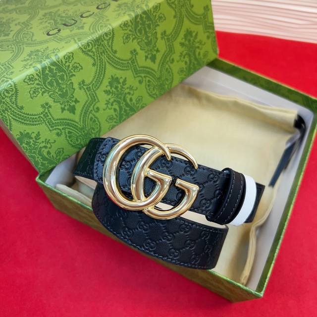 The Fall/Winter collection reinterprets the distinctive Gg Marmont series. This