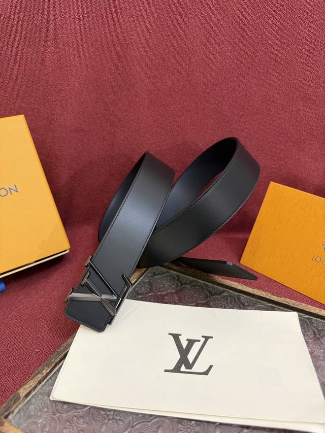 Lv Dimension 4.0 reversible belt introduces classic style to a fresh design. The