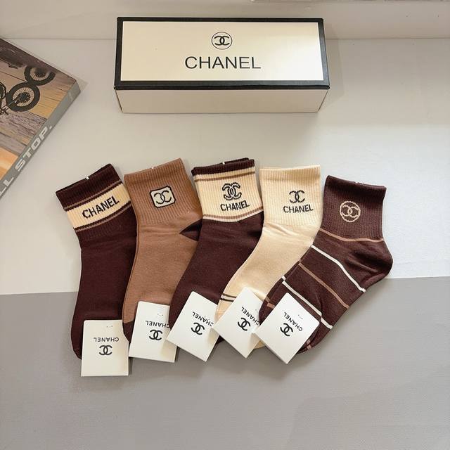 Comes with packaging, 5 pairs per box. High-quality Chanel classic mid-calf soc