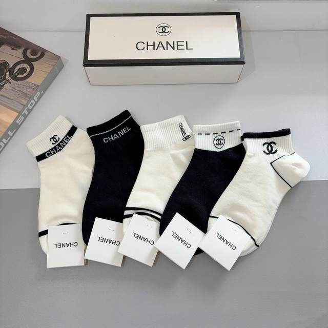 Comes with packaging, 5 pairs per box. High-quality Chanel classic mid-length s