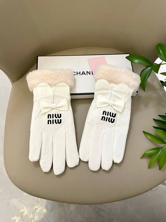 Miu Miu's new wool gloves are softer, finer, and more skin-friendly, with bette
