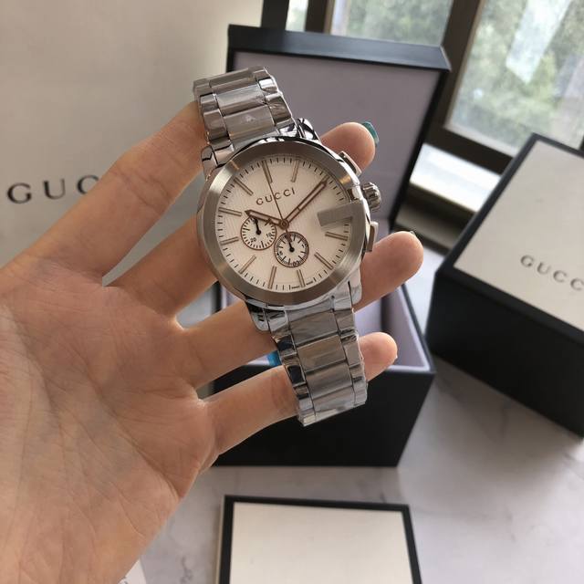Gucci古弛海报款石英计时男表，表径44Mm，标志性大G表盘设计，白色扭索装饰表盘，316精钢表壳，高级镀膜玻璃，防水50米，白280黑