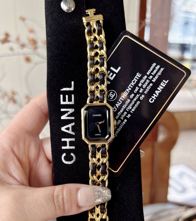 香奈儿 方糖面世36年来一直是女生心中的梦想腕表。“方糖”回归，引发热潮备受追捧，很多人都不知道，黑金方糖作为香奈儿最早诞生 的表，从设计到命名都集齐香奈儿经典