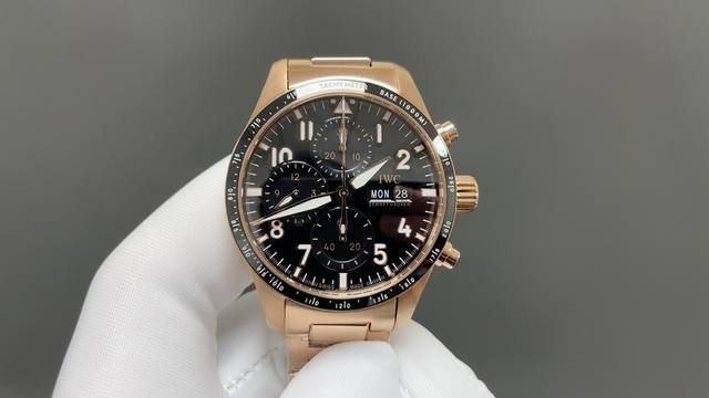 Tw新款独家研发 万国 Iwc 飞行员系列！ 市场最新版本原版开模，精益求精。 ①腕表采用316精钢全新开模,尺寸为41Mm表带宽度为20Mm。 ②除了拥有极为