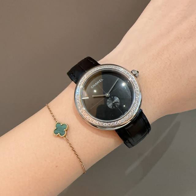 Chanel香奈儿，呆萌超低回馈价女神必须用品，蓝宝耐刮镜面瑞士进口石英机芯，尺寸：37.5Mm ，厚度：10Mm，她远比你想象中美丽