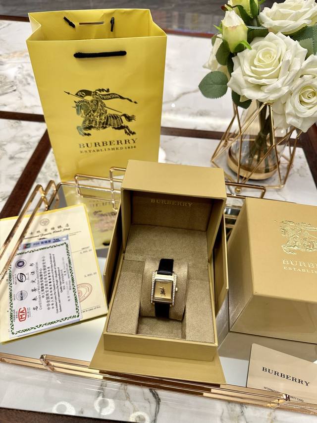 巴宝莉手表经典女士腕表强势回货 表身彩用 精钢材质 进口瑞士石英机芯，蓝宝石镜面 专柜正品品开模 细节同专柜一致 每一处细节都在彰显着巴宝莉特有的奢华工艺。上手