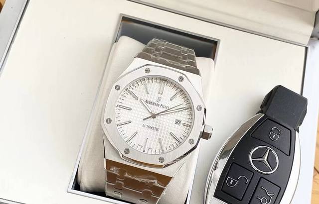 你们想要的高颜值又防水的手表它来了～皇家橡树Royal Oak系列自动机械机芯上手好看又百搭！#我要上热门手表 #我的最爱手表 #得物我要上热门的手表 #我们都