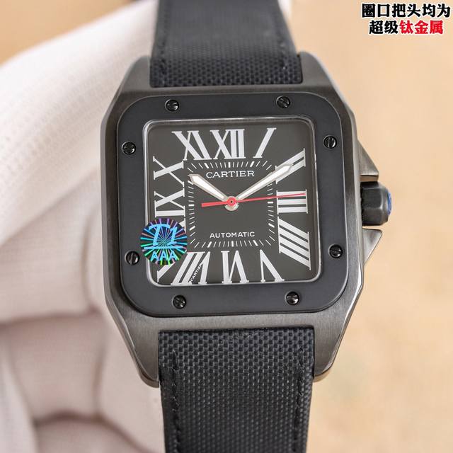 白 黑 最高品质 最新力作 市场顶级 黑武士男款上市 全新的Santos 100 Carbon腕表 型号Wsbb708088px2656 1.搭载Eta2824