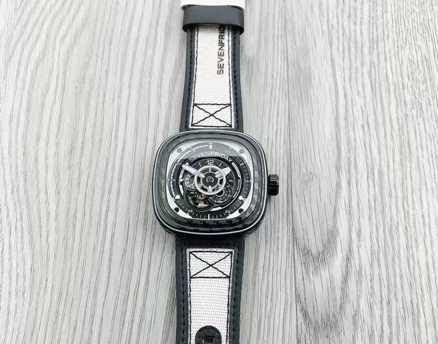 Sevenfriday七个星期五p系列 自动机械机芯 瑞士方形黑盘皮带黑白拼色工业风潮流运动休闲 男女同款 瑞表 黑色表盘 精钢表壳 牛皮表带