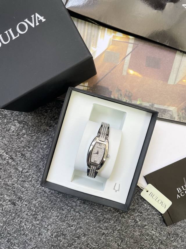 Bulova宝路华水晶女士腕表 宝丽时酒桶型水晶腕表 96L235 酒桶造型灵感来自20世纪初经典设计 复古又时髦 适合正式场合或礼服搭配 细腻的水钻蕴含闪耀魅
