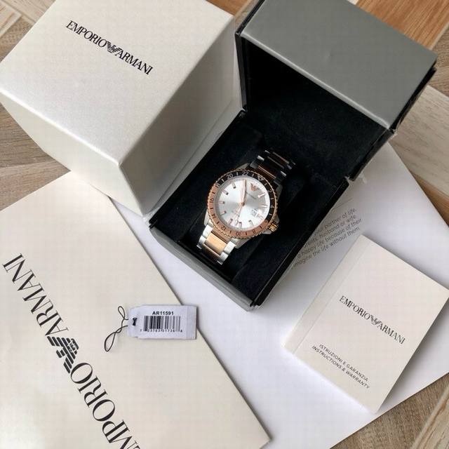 新款到货！Gmt双时区水鬼款！原厂阿玛尼Armani 石英男表，双时区指针，专柜新款！Ar11591，可单向旋转的最潮拼色圈口，搭配柳叶形指针设计，刻度与指针自