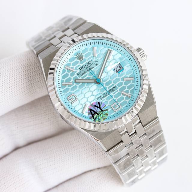 劳力士全新 Land-Dweller 陆使型于 2025 年推出，采用了一体式表链设计，这种设计灵感源自 1969 年Oysterquartz Datejust