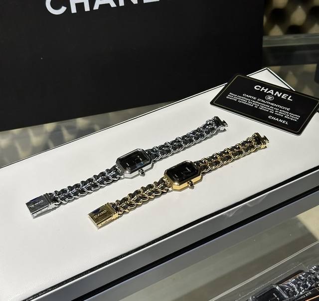 秋天的幸福感 一阵风吹来才觉得秋天来了 街道上偶尔飘来的桂花香 是记忆中的秋天 沿着街边走走 风衣和腕间的香奈儿premièRe腕表 邂逅了这个法式的慵懒午后