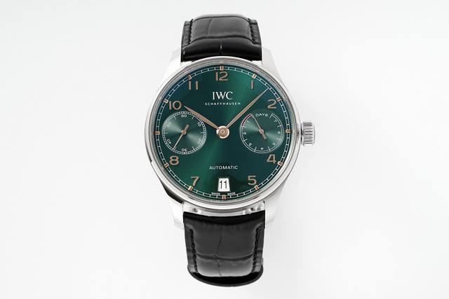 Zf 葡萄牙系列7天动能机械腕表 型号Iw500713。葡萄牙系列诞生于20世纪30年代，设计堪称典范，不仅尺寸醒目，更饰有简约的阿拉伯数字时标，纤细的柳叶形指