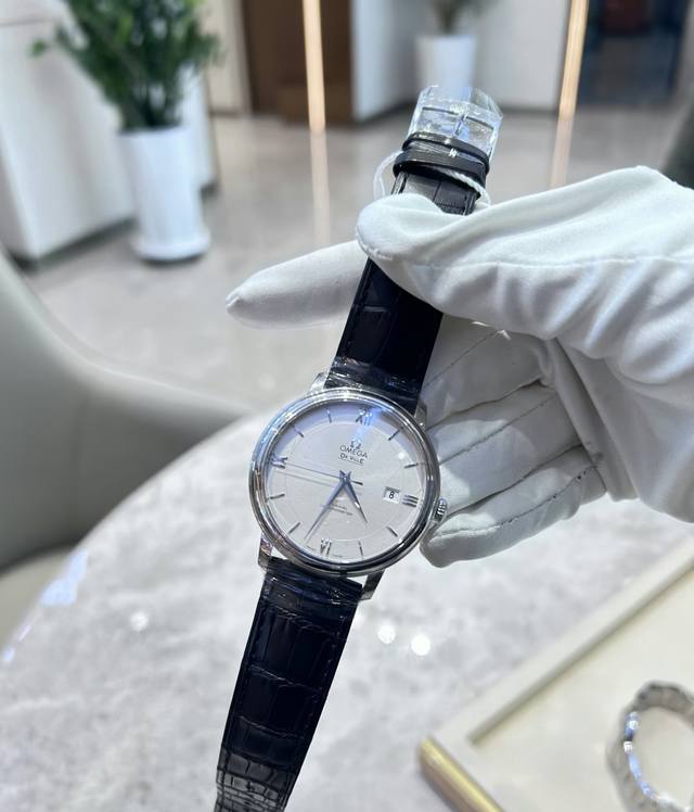每日推荐一款腕表欧米茄碟飞典雅 # 腕间优雅，商务典范 欧米茄碟飞典雅男表 今天一定要给你们分享我最近超爱的欧米茄 Omega 碟飞典雅系列男士腕表！ **自动