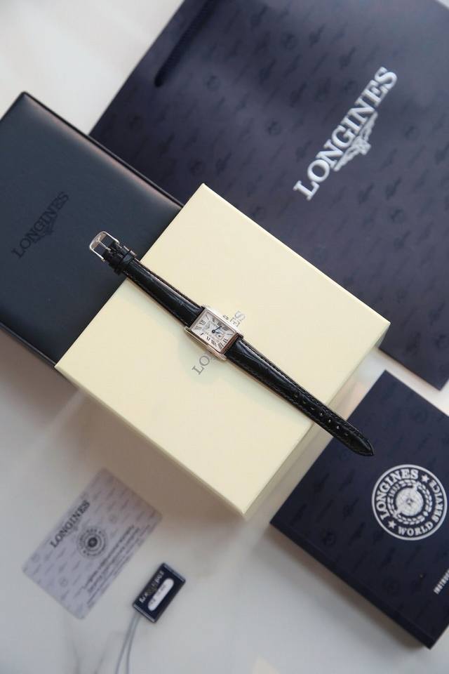 浪琴表黛绰维纳系列！ 原单品质 最高版，支持任意对比！20.80 X 32 Mm 石英女士腕表！机芯L178石英机芯！拥有低电量提醒功能！石英机芯没电了秒针会四