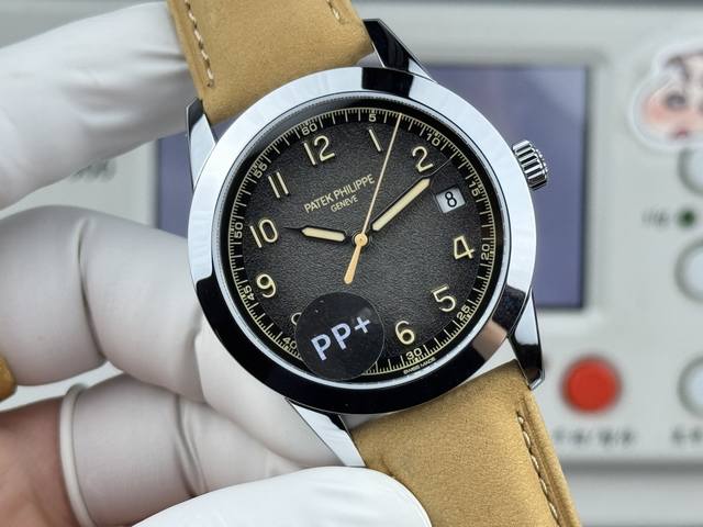 Factory 88克配重 百达翡丽Calatrava 5226系列 直径：40Mm8.5Mm 以其简约精炼的圆形表壳而闻名，百达翡丽在此基础上焕新设计，于表壳