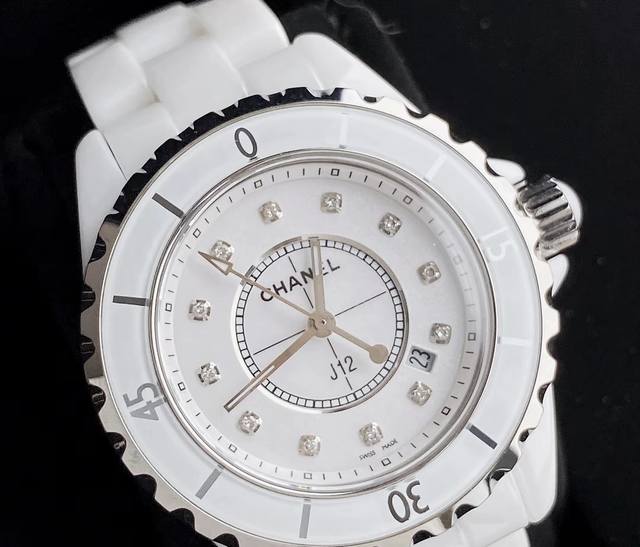 戴上它真的被问爆了！陶瓷表带贴手腕，夏天戴也不闷汗。白表盘配碎钻，上班约会搭啥都显贵气。戴了大半年，日常洗手也没刮花，质感绝绝子。现在出门不戴它总觉得少点啥，闺