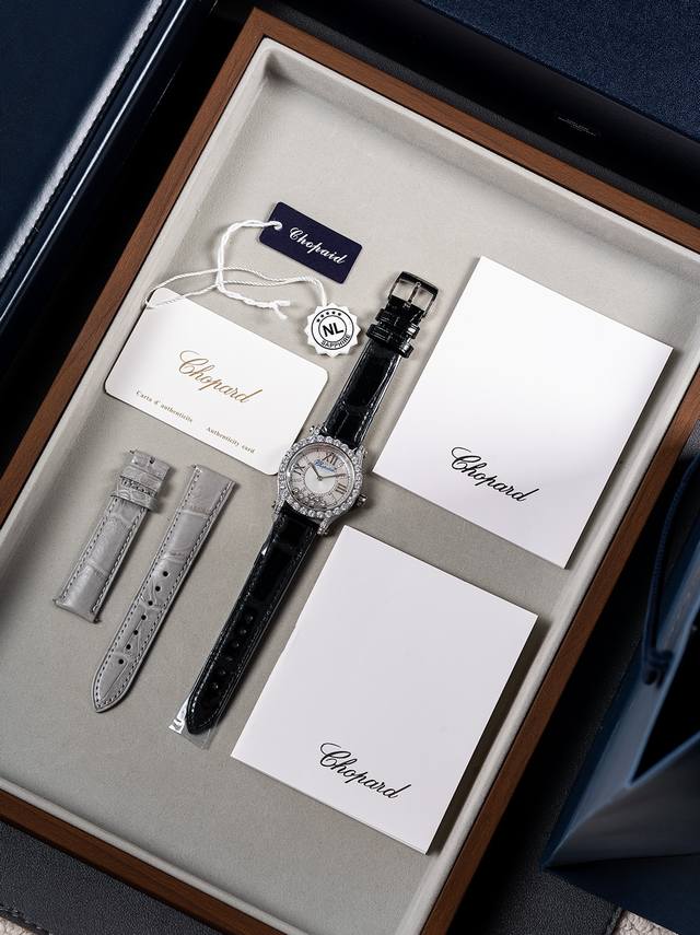 实拍 强势开卖 萧邦Happydiamonds 机械 鳄鱼皮版本 实在是过分美丽 一眼就怦然心动 超美 全网唯一最新专柜版本无疑了 认准独家实拍 萧邦一直都是女