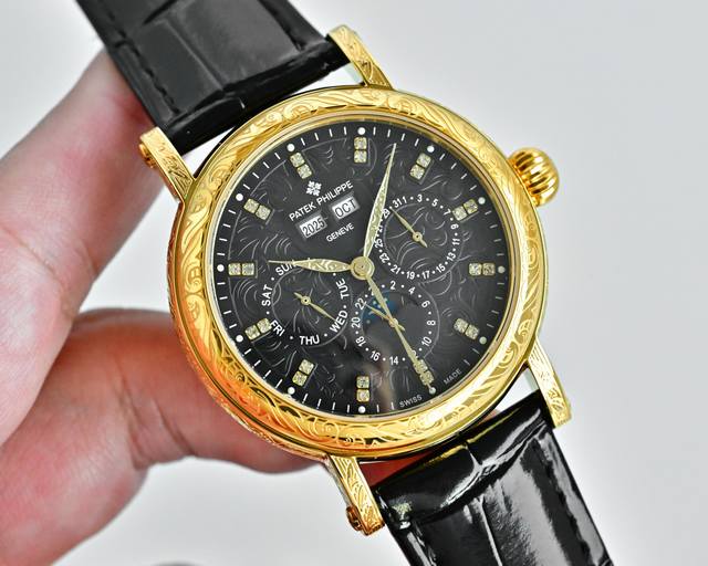 铁划银钩 苍劲有力 高颜值新品 古朴。复古。精湛的工艺！ 年度最佳典藏之作 百达翡丽古典超级复杂多功能 万年历功能腕表 团队历时两年多精心设计，不计成本，敢为人