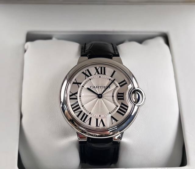卡地亚蓝气球，谁戴谁好看！ 卡地亚蓝气球系列W6920087女士腕表，石英机芯，表径36.6Mm，精钢材质，银白色表盘，罗马刻度，95新，单表有盒，官价5499