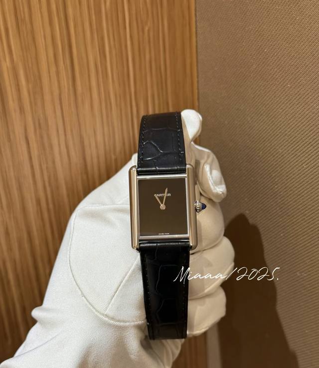 被追问无数次的无字坦克，到底什么来头？ 在时光的长河中，总有一些事物，以简约之姿，镌刻永恒印记。卡地亚无字坦克，正是这样的存在。 1917年，路易 卡地亚从坦克