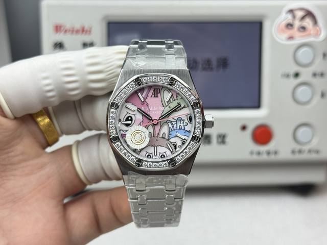 Omf新品， 爆款Ap泡泡玛特联名款“拉布布~Labubu 限量100个，先订先得，字面采用多色油彩表面加上搪瓷使字面更加光亮 认准Omf赠送拉布布钥匙扣 皇家