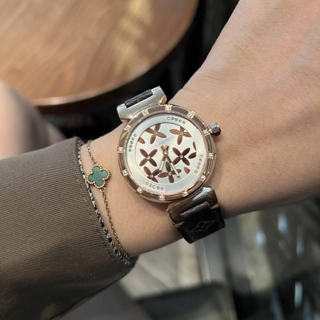 Lv Lv 路易威登，送女友首选又有货了，推荐哒，玻璃：蓝宝防刮镜面机芯：瑞士进口石英机芯尺寸：33Mm 厚度：12Mm功能：夜光，时尚配戴市场最高版本，一闪一