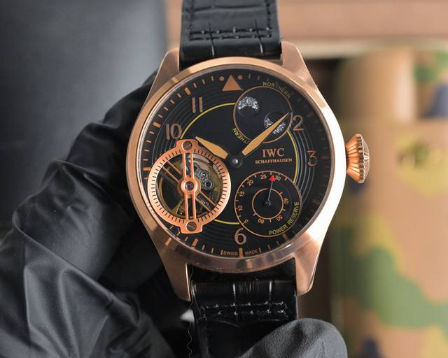 万国小王子飞行员系列腕表、恒定动力陀飞轮！！！动力储存长达60小时。表壳：根据原装一比一描绘设计、不管是从表壳正面与反面壳型的侧面与弧形拉丝工艺打磨均完美同步原