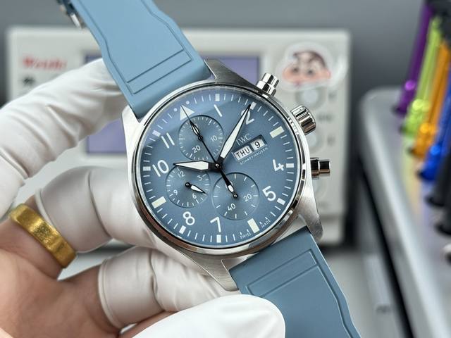 Tws新品 Iwcamg工程师强强联手 骚气十足 Iwc万国飞行员新款Iw389409“Miramar ”特别版 1.腕表采用904精钢表壳搭配“Miramar