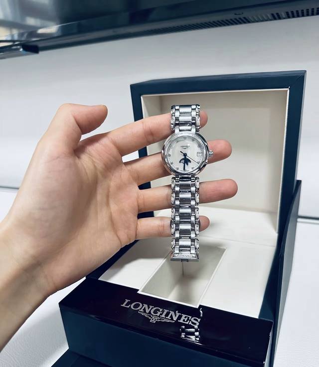 之前一直在纠结买哪块月相表～ 后来看到这个浪琴心月系列的母贝带钻款，到底是明星同款断货王，人气嘎嘎高！ 我选的是30.5Mm的大小，上手真合适～配上蓝针 亮光下