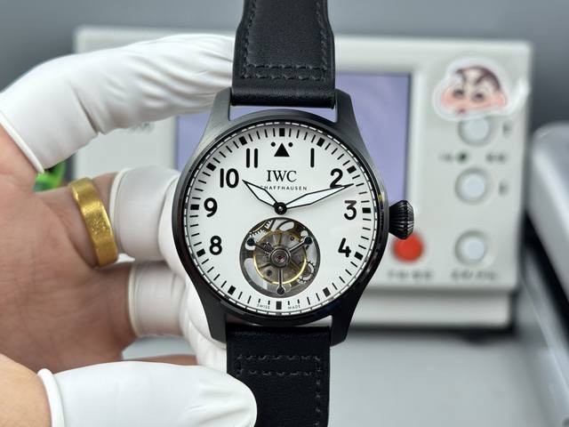 新款Iwc万国飞行员陀飞轮腕表： 追求创新工艺和独创技术，一直是万国制表发展的不竭动力。自1936年的第一行员腕表问世以来，万国就已然开始了与航空飞行的不解之缘