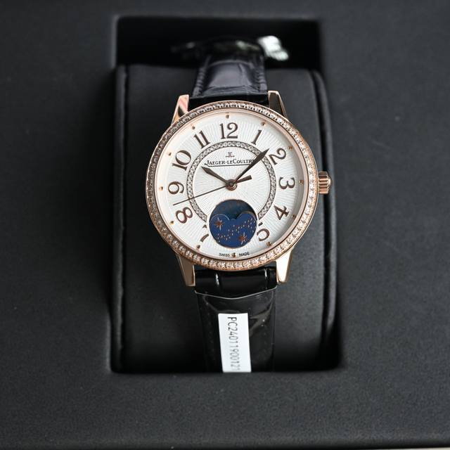 新款积家约会系列Jaeger-Lecoultre 女士腕表浪漫登场 。腕表尺寸34Mm 厚度8.9Mm，表圈一共镶有60颗Vs1.5顶级真钻石 共重0.69 克