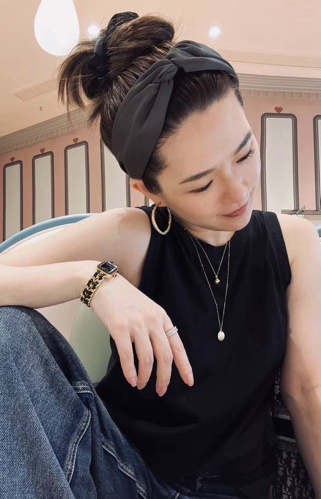 迷人的旧时光 小香中古风方糖手表 质感高级还带着从容感 可盐可甜的法式情怀是这款手表的关键词。